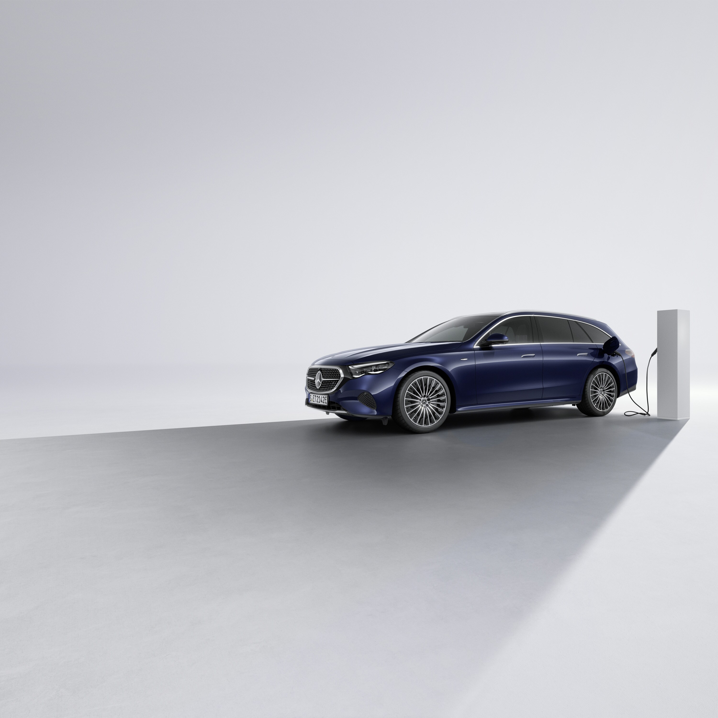 Plug-in hybrid modeller | Mercedes-Benz En plug-in-hybridbil fra Mercedes-Benz set skråt bagfra ved en ladestation.