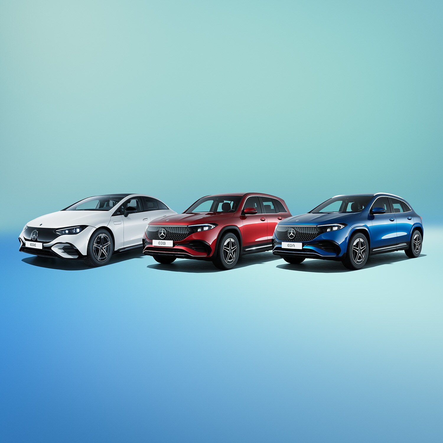 Erhvervsleasing af elbil | Mercedes-Benz Mercedes-Benz EQE Sedan, EQB og EQA side om side på farverig baggrund