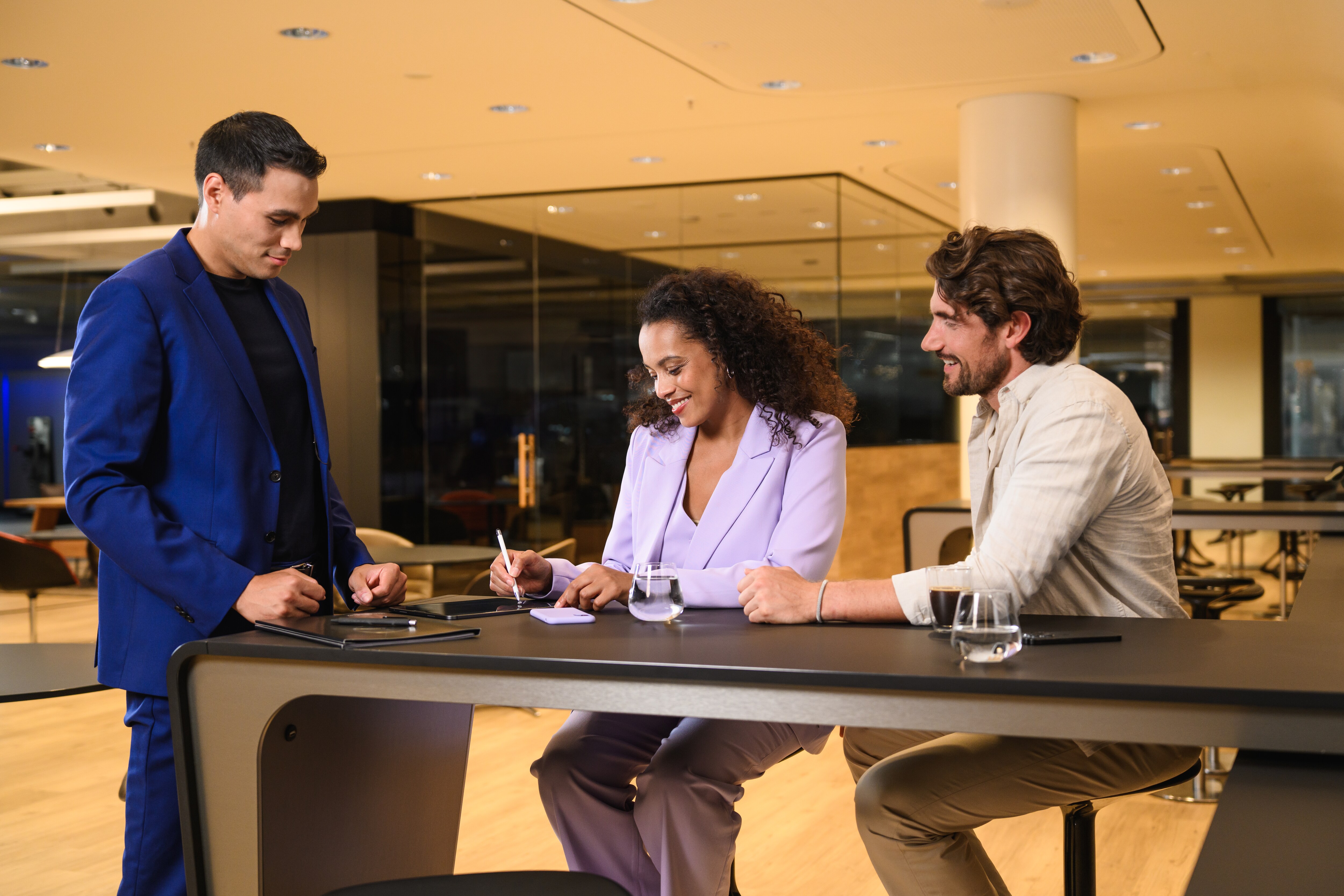 Købekontrakt | Leasing og finansiering | Mercedes-Benz Mand og kvinde underskriver købekontrakt hos Mercedes-Benz.