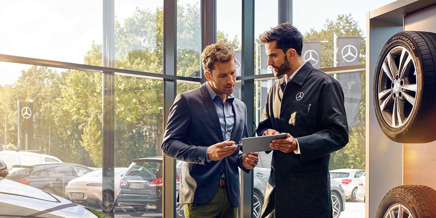 Forhandler | Kundeservice | Mercedes-Benz Mercedes-Benz forhandler taler med kunde