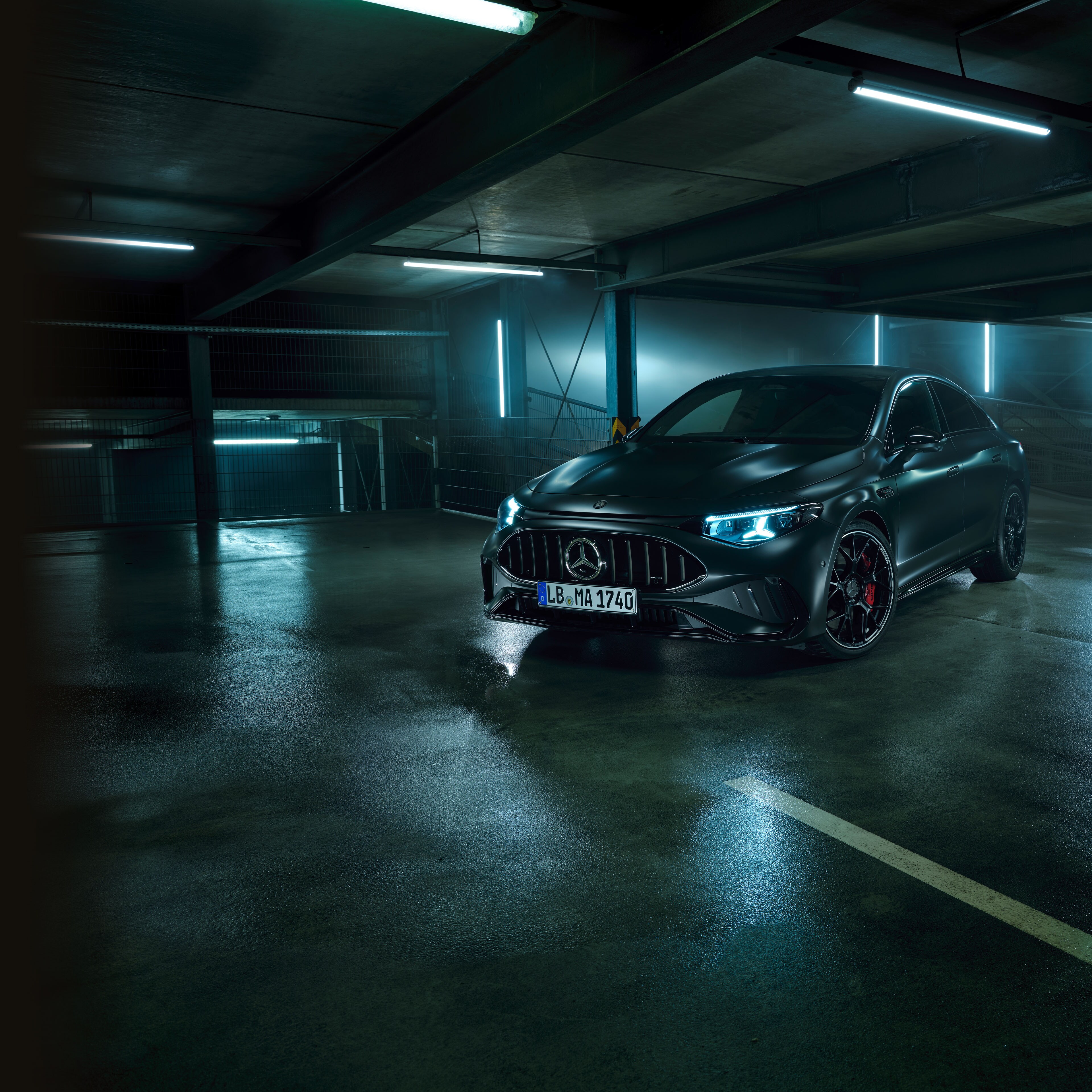 En Mercedes-AMG CLA 45 4MATIC+ electric i svagt oplyst parkeringskælder