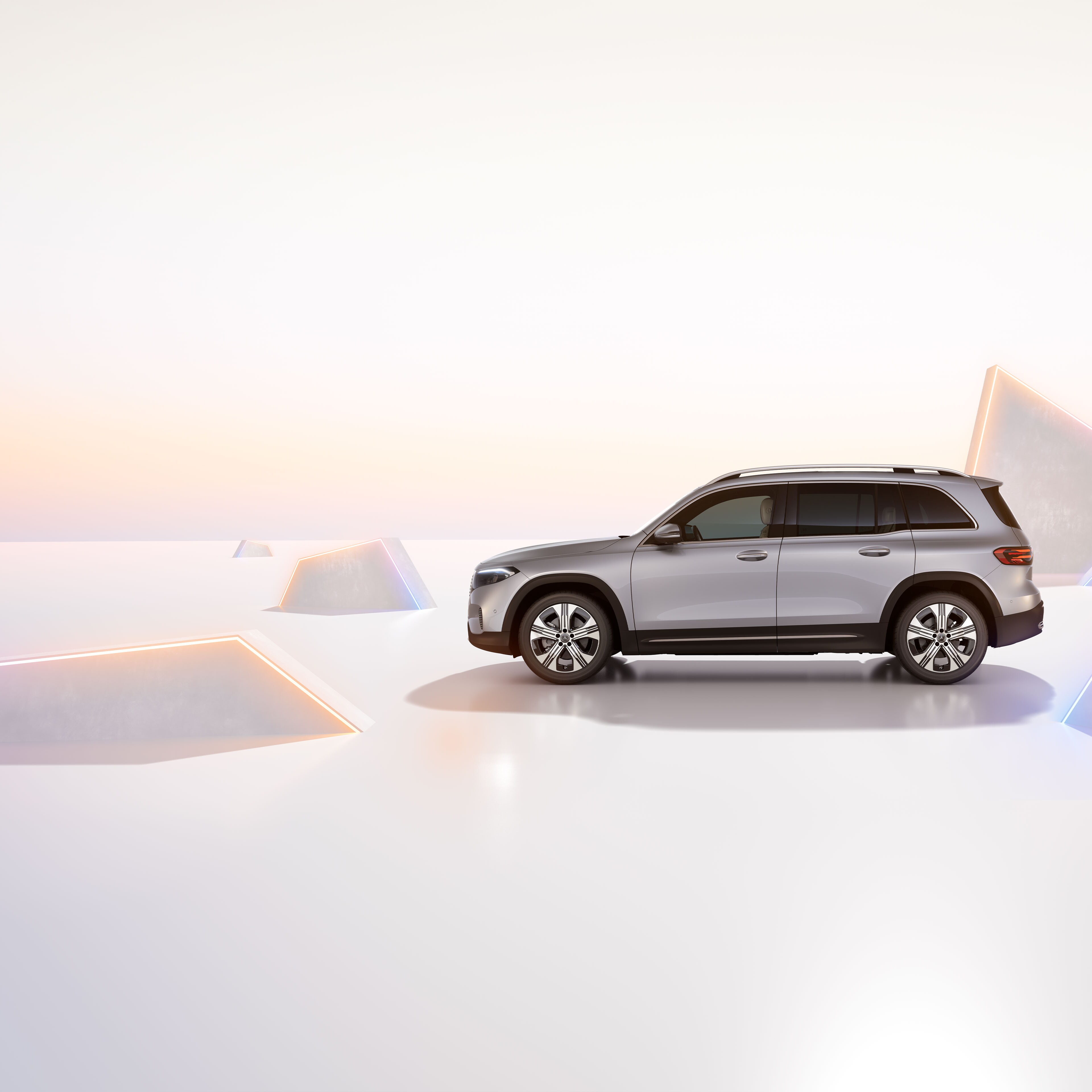 Mercedes-Benz SUV | Prislister Lys grå Mercedes-Benz EQB set fra siden på kunstfærdig baggrund