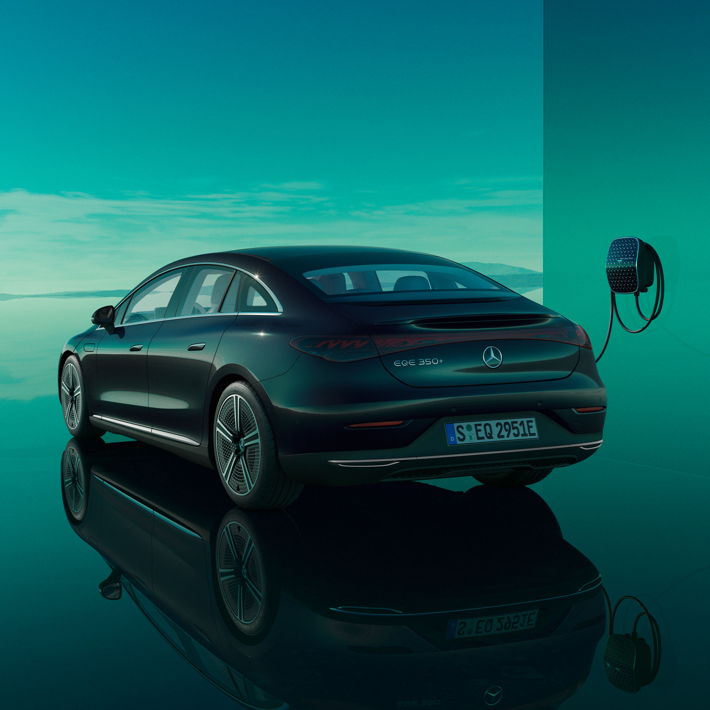 Mercedes-Benz Sedan | Prislister Mercedes-Benz EQE Sedan ved wall-box set skråt bagfra