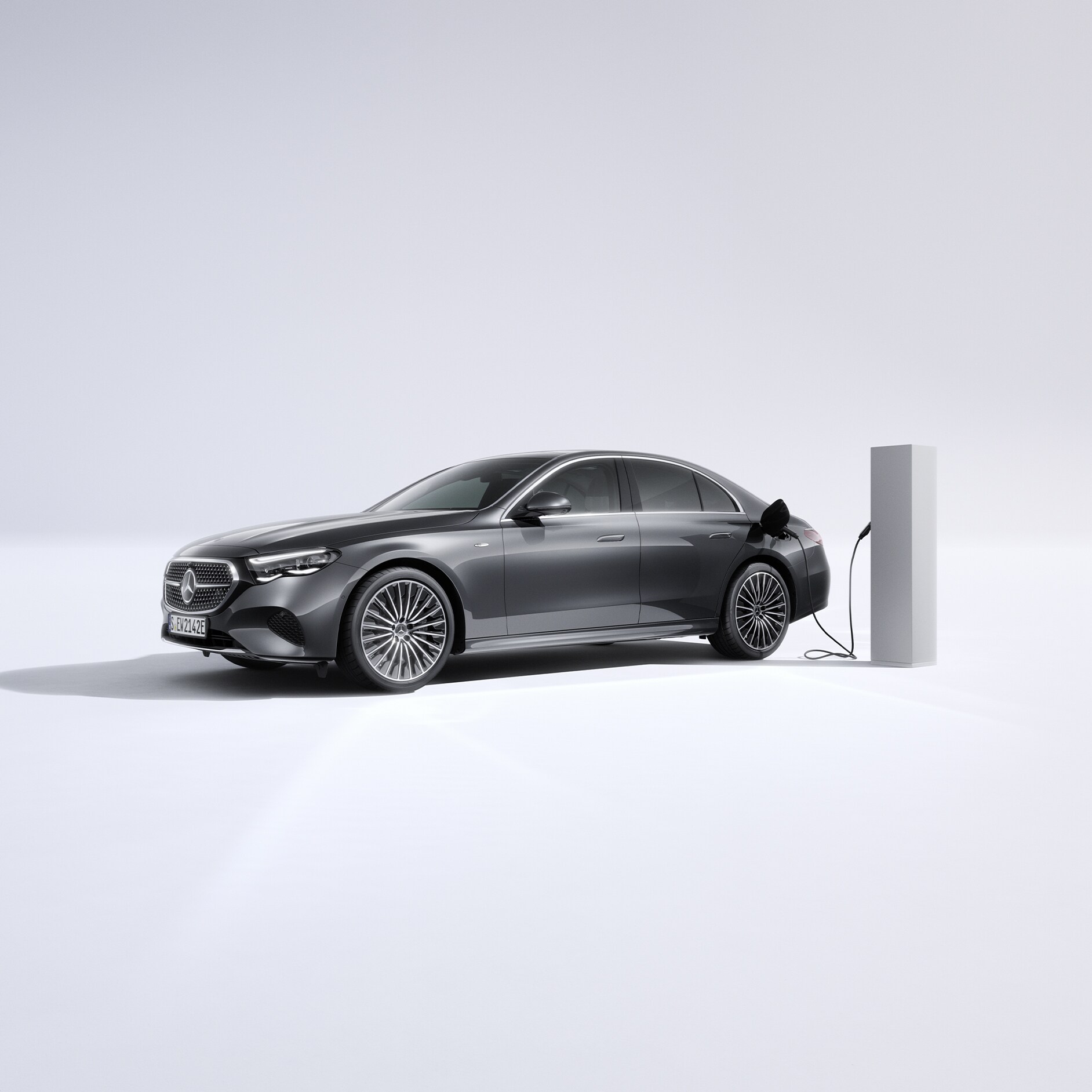 Plug-in hybridmodeller | Mercedes-Benz Grå Mercedes-Benz plug-in hybrid oplader ved ladestander