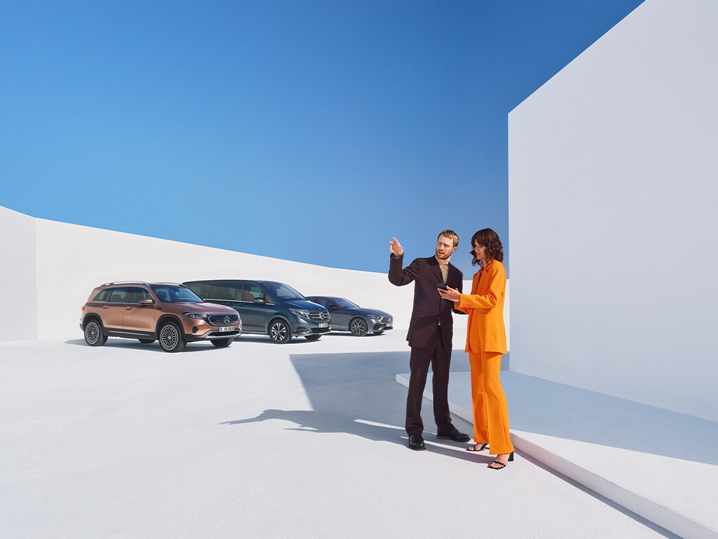 Digitale tjenester til erhvervskunder | Mercedes-Benz digitale tjenester To personer taler om Mercedes-Benz digitale tjenester til erhvervskunder