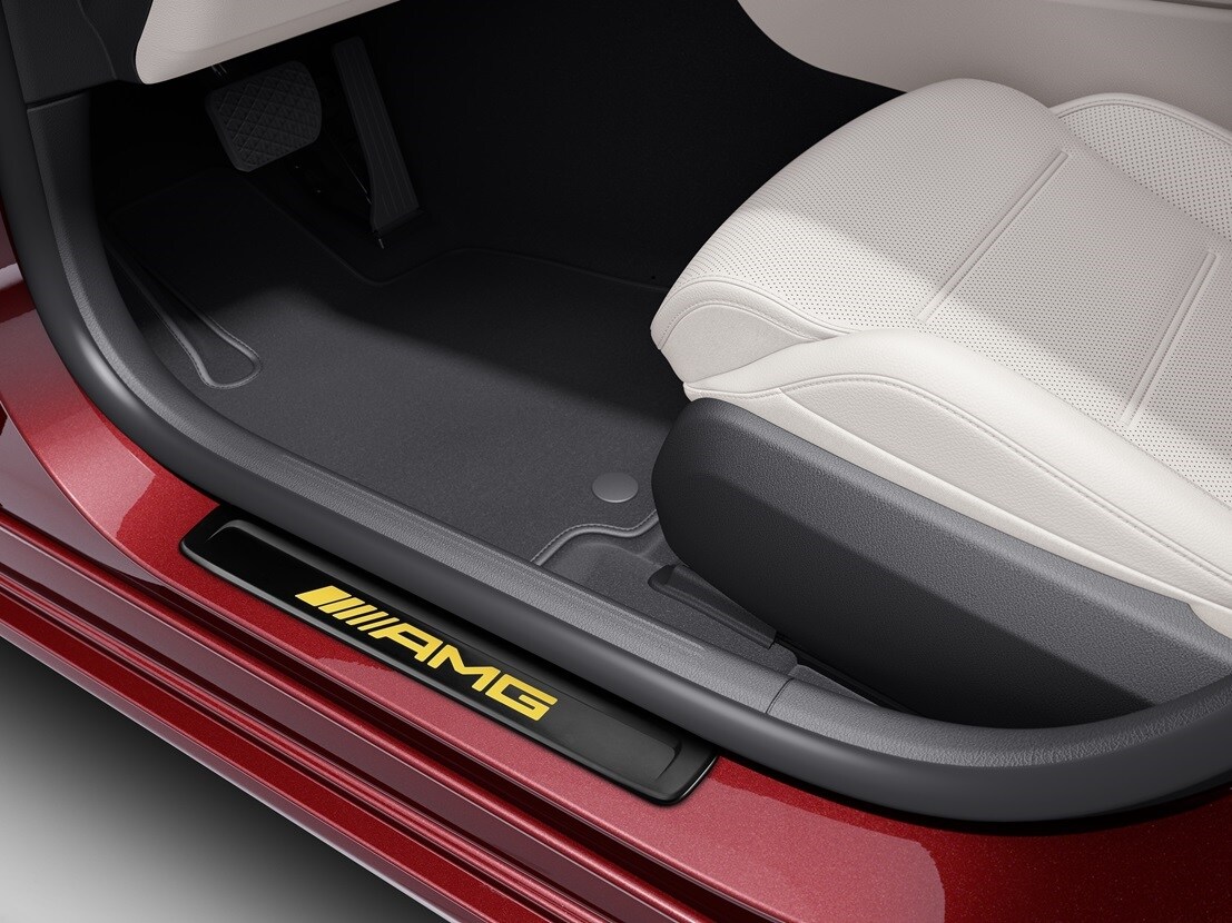 Udskiftelig AMG afdækning | Originalt tilbehør | Mercedes-Benz Rød Mercedes-Benz med udskiftelig AMG afdækning med gul skrift