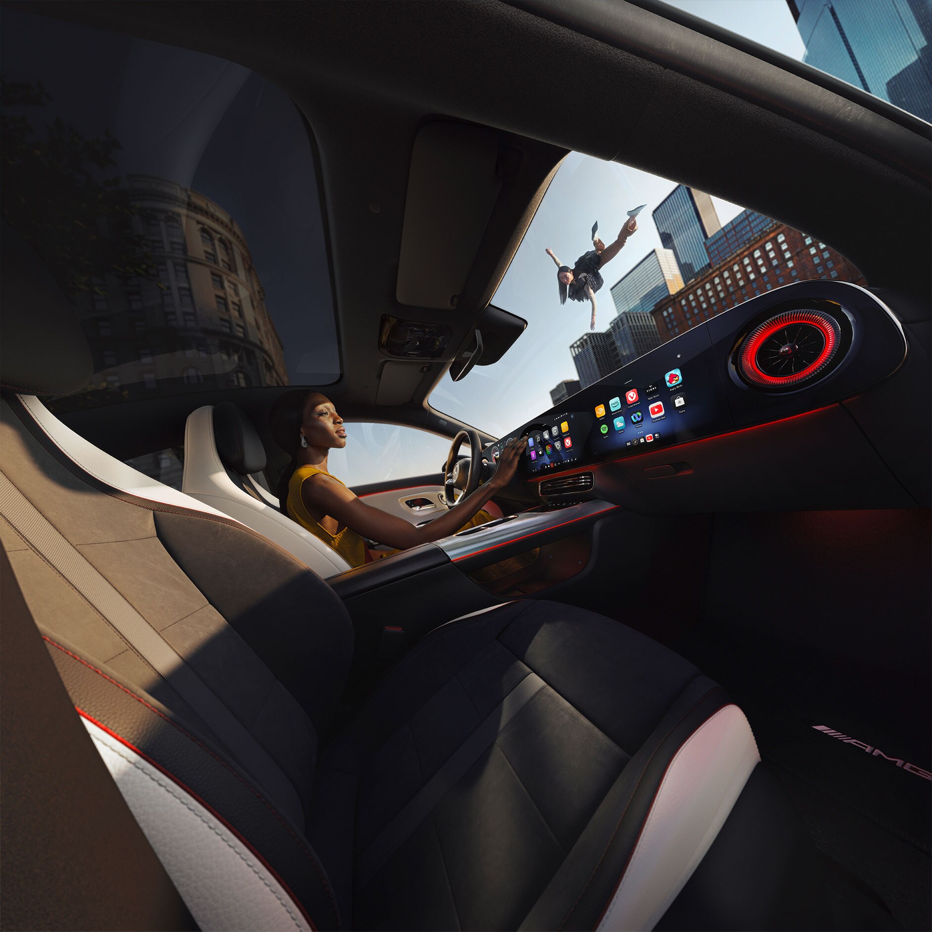 Bekvemt via luften | Softwareopdateringer over the air (OTA) | Mercedes-Benz Kvinde sidder i en Mercedes-Benz bil med MBUX multimediesystem