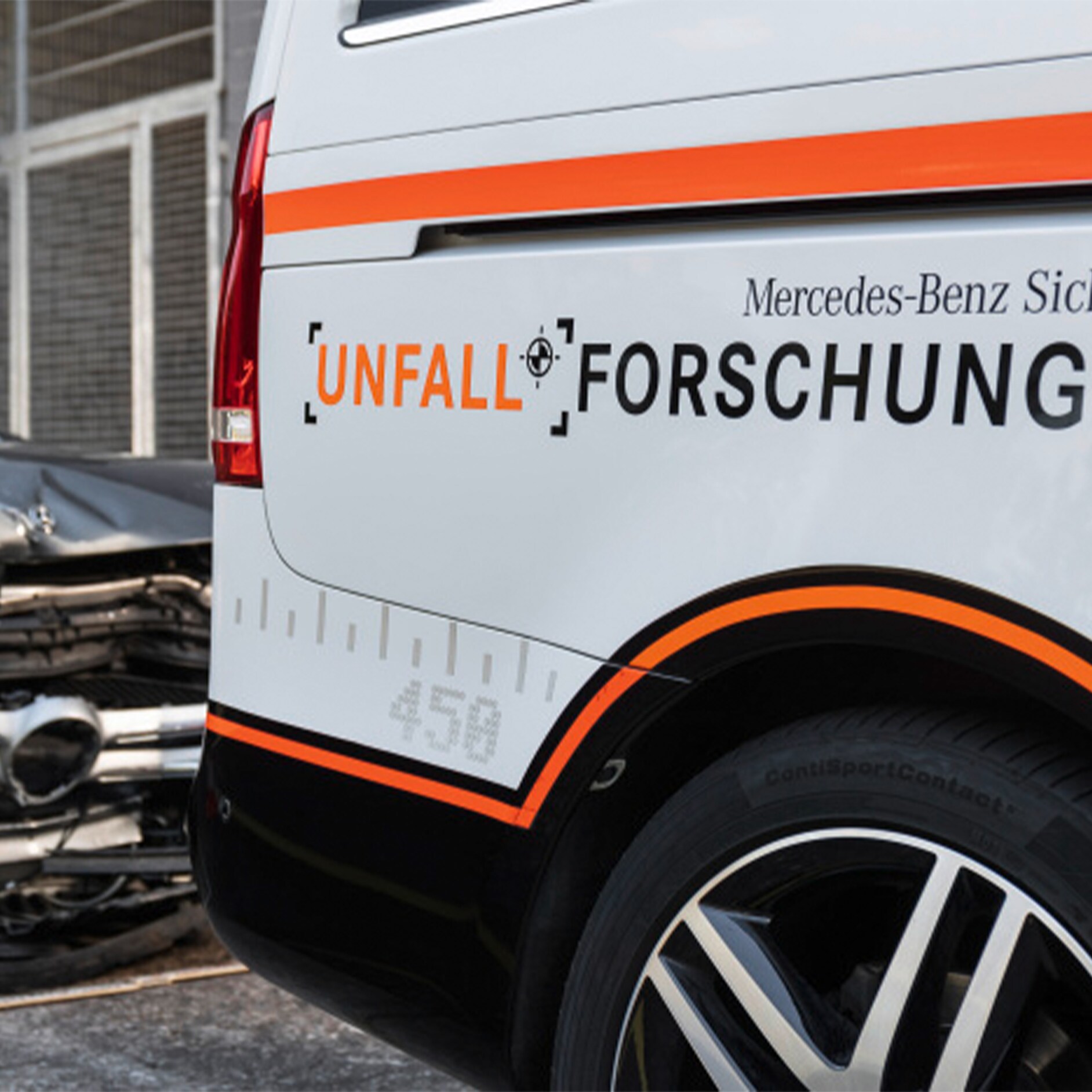 Undersøgelse af virkelige ulykker | Sikkerhed | Mercedes-Benz Mercedes-Benz bil med "Ulykkesforskning" skrevet på siden.