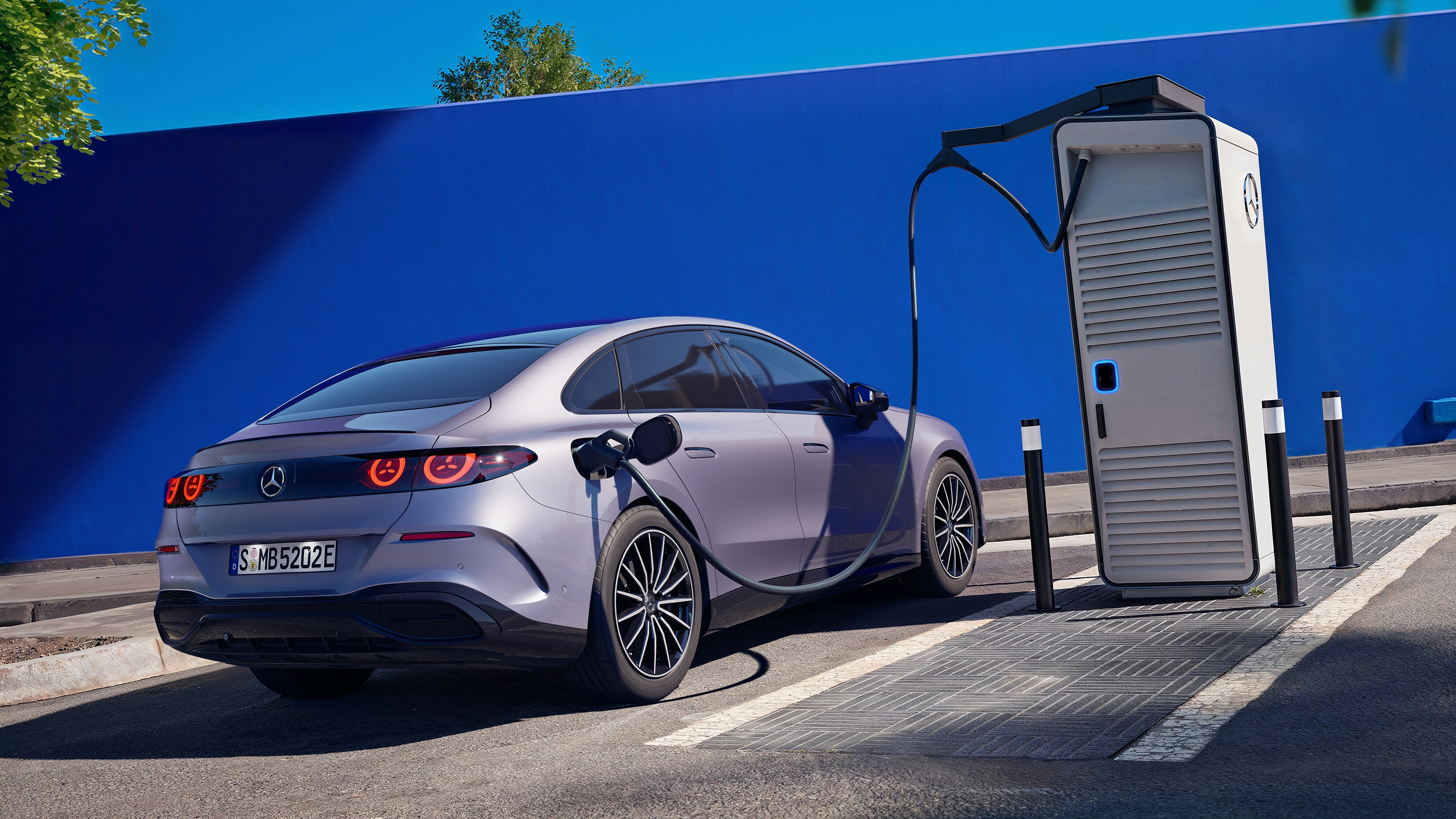 Den nye fuldelektriske C-Klasse | Mercedes-Benz Den nye elektriske Mercedes-Benz C-Klasse tilsluttet ladestander