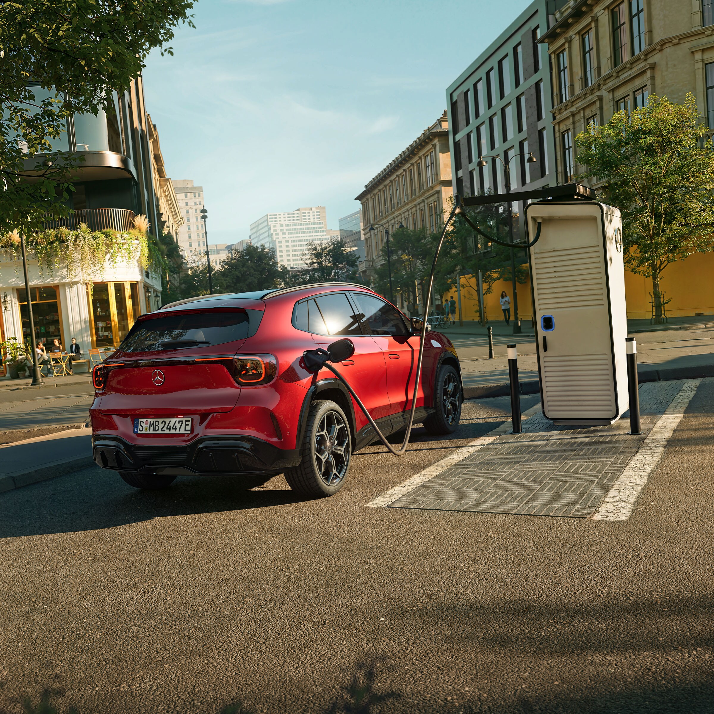 Den nye fuldt elektriske Mercedes-Benz GLA tilkoblet ladestander i bymiljø
